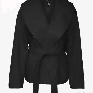 Svart kappa - Snygg svart kappa med belte perfekt till hösten och våren