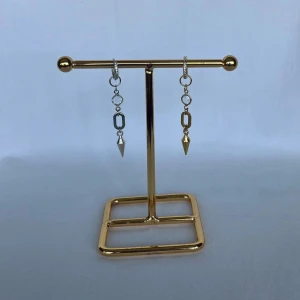 Örhängen  - Finns i guld och silver. Köp för 109kr/st Eller 179kr/ paret. Modell 155 Smyckes ställningen finns även att köpa för 299kr!