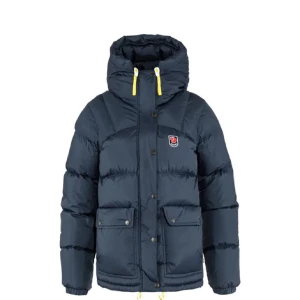 fjällräven jacka  - Säljer en fin fjällräven jacka i storlek xxs i mörk blå, den äldre modellen, skulle säga ny skick/inga tydliga tecken på användning💕 