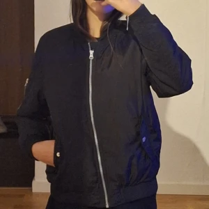 Jacka - Säljer denna jacka då jag inte längre kan ha den. Den är i storlek 158. Den är jätteskön och bekväm.