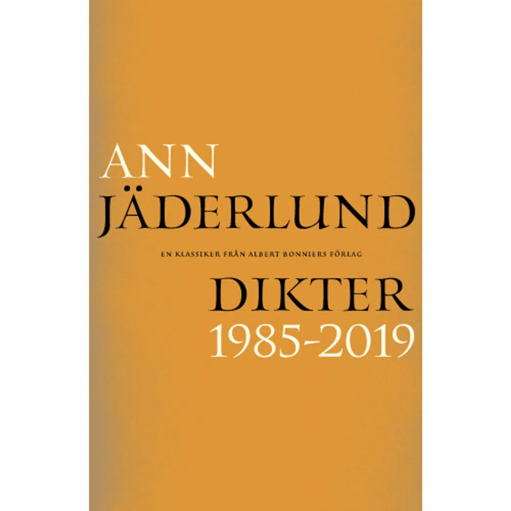 Ann Jäderlund är en av den svenska samtidens viktigaste poeter – hennes poesi har kommit att representera ett helt nytt sätt att skriva. Hon förenar romantikens och barockens traditioner med en modern språksyn i säregna, sensuella dikter. Denna efterlängtade volym samlar Ann Jäderlunds alla diktsamlingar från debuten ”Vimpelstaden” (1985) till den senast utgivna ”Ensamtal” (2019).    Format Danskt band   Omfång 1000 sidor   Språk Svenska   Förlag Albert Bonniers Förlag   Utgivningsdatum 2022-04-27   Medverkande Nina Ulmaja   ISBN 9789100186937  . Böcker.