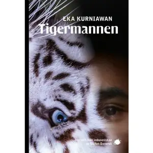 Vinnare av Financial Times Emerging Voices Fiction AwardNominerad till Man Booker International En vindpinad dag i en liten indonesisk kuststad blir den kände konstnären och kvinnotjusaren Anwar Sadat mördad på det mest bestialiska sätt. Margio, en till synes helt vanlig ung man, erkänner genast för polisen att det är han som dödat Sadat genom att bita av honom halspulsådern. Men det är inte han själv som bär skulden, utan den vita tigrinna som tagit hans kropp och själ i besittning! Sakta rullas Margios bakgrundshistoria upp; hans uppväxt och det tilltagande hatet mot sin våldsamme fadern, hans oro för den plågade modern, de starka banden till människorna i grannskapet och inte minst: det ödesdigra mötet med den förrädiska besten som nästlar sig in i hans varelse.Tigermannen är en fascinerande berättelse om två plågade familjers öde, som med utgångspunkt i folkliga traditioner och mystik skapar en läsupplevelse som etsar sig fast och berikar med en inblick i den indonesiska kulturen. Boken har belönats med Financial Times Emerging Voices Fiction Award, och nominerats till Man Booker International Prize. Röster om boken: 