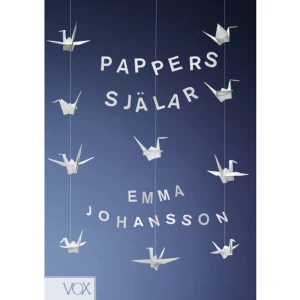 Papperssjälar (bok, kartonnage) - Emilia är inte så peppad på livet längre. Hon har inte varit det sen den där dagen förra våren när Theresia blev påkörd av tåget. Men varför påverkar det Emilia så mycket? Det var en fruktansvärd olycka, och hela skolan sörjer, men Emilia var aldrig nära vän med Theresia. Bara ytligt bekanta. Men det är något med den populära tjejens död som stör henne. Något som gör den nya vänskapen med Viktor, Theresias äldre bror, riktigt jobbig. Ingen annan förstår varför Emilia förändrats så mycket, eller varför hon är så obekväm i Viktors sällskap. Men sanningen är att Emilia har en hemlighet som rör Theresias död. En hemlighet som kan förändra allt.En stark debut om liv och död, kärlek, vänskap, familjeband och sanningens förödande kraft. Nominerad till Stora ljudbokspriset i kategorin bästa ungdomsbok 2017!    Format Kartonnage   Omfång 332 sidor   Språk Svenska   Förlag Vox by Opal   Utgivningsdatum 2017-09-07   Medverkande Fideli Sundqvist   ISBN 9789188665003  