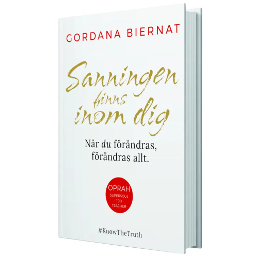 Sanningen finns inom dig : När du förändras, förändras allt Det här är en bok om den sanning som finns inom dig. Och författaren Gordana Biernat vägleder dig till att finna den. Om du förstår vem du är, inser din plats i tid och rum, hittar ditt flöde och lär dig hur rädslan fungerar, då når du sanningen som finns inom dig och kan se hur unik du är och vilka krafter du besitter. Gordana Biernat är talaren och författaren från Sverige som blivit hundratusentals människors dagliga livsinspiration världen över. Varje dag bidrar hon till att höja medvetenheten i världen genom sina unika och klartänkta budskap, som vart och ett skapar en våg av reflektion och insikt hos hennes läsare. Idag följer över 320 000 människor henne troget på Twitter för att få hennes guidning om verklighetsuppfattning och medvetenhet i livet och påminnas om att lyssna inåt. 2016 blev Gordana som enda europé utsedd av Oprah Winfrey till en SuperSoul 100 Soul Teacher och är i och med det en på listan över de 100 mest nyskapande visionärer vars tankar och livsverk höjer medvetandet i världen. Sanningen finns inom dig kan, om du tillåter det, hjälpa dig att skärpa din perception av dig själv genom att påminna dig om vem du verkligen är innerst inne, vad du behöver veta just nu och hur du ska agera i situationen eller vid hindret framför dig.    Format Danskt band   Omfång 256 sidor   Språk Svenska   Förlag Livsenergi   Utgivningsdatum 2022-01-20   Medverkande Gordana Biernat   Medverkande Maria Schneider   Medverkande Gregor Biernat   ISBN 9789189437111  . Böcker.