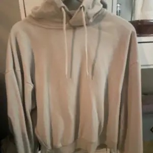 Säljer en supermjuk och bekväm beige hoodie. Perfekt för mysiga dagar eller en avslappnad stil. Den har en klassisk huva med dragsko och långa ärmar. Passar perfekt till jeans eller mjukisbyxor. Ett måste i garderoben för alla som älskar komfort!