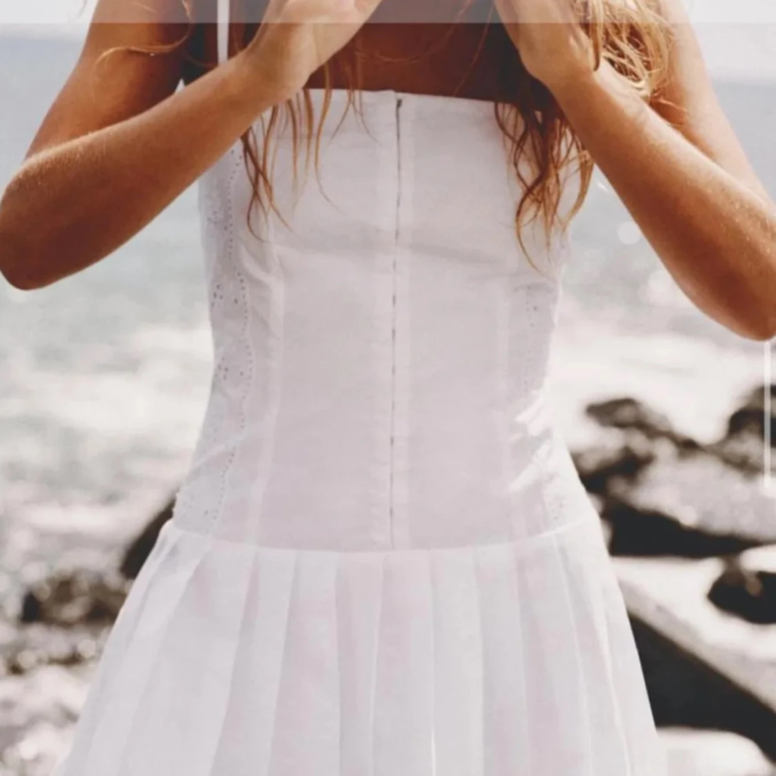 Vit klänning med broderade detaljer