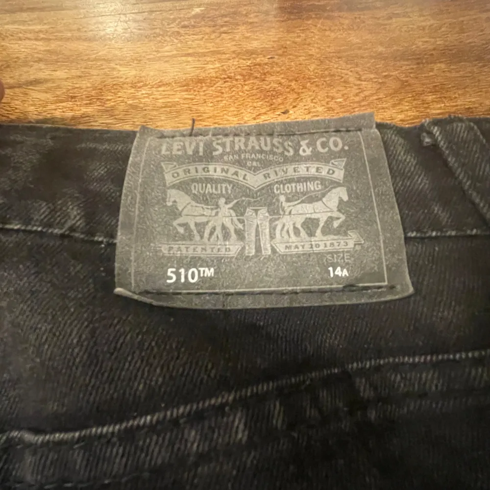 Säljer ett par svarta Levis 510 slim i mycket bra skick. De är tighta och har en klassisk femficksdesign med knapp och dragkedja framtill. Perfekta för både vardag och fest!. Jeans & Byxor.