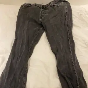 Säljer ett Space Relaxed Straight Jeans från Weekday i bra skick. De har en klassisk straight passform och är perfekta för vardagsbruk.