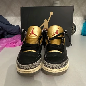 Jordan 3 gold/black - Tja, säljer skorna då dom är små. De har några defekter men inget som man själv ser eller tänker på när man har på de. Strl 40 men passar 41. Cond7/10. Box ingår.
