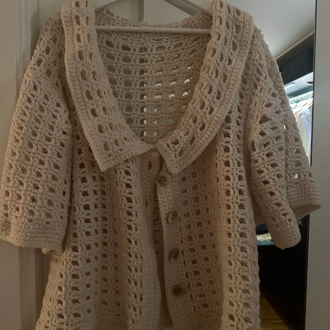 Beige stickad kofta med knappar