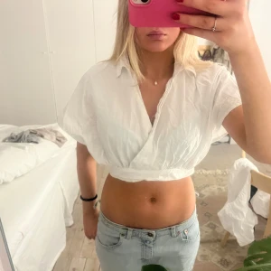 Vit topp - Så fin vit croppad topp!