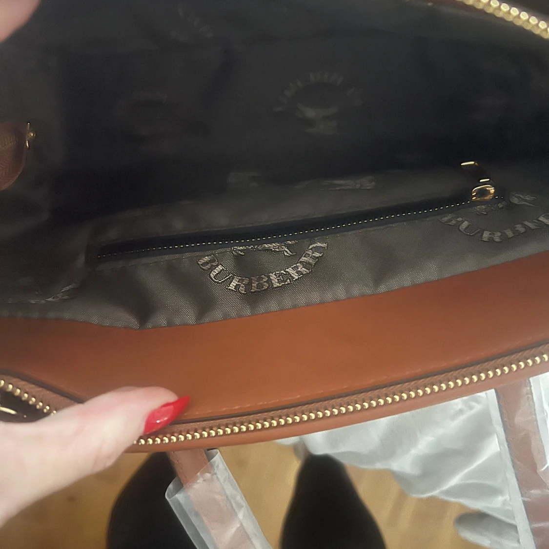 Rutig handväska med bruna detaljer - 92