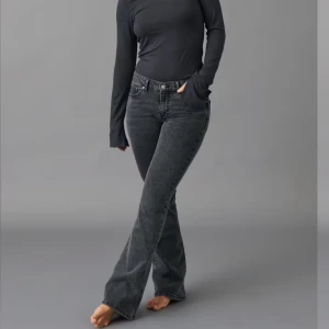 Svarta bootcut jeans - Säljer de populära gråa low waist bootcut jeansen från Gina i storlek 36. De har en klassisk femficksdesign och är perfekta för både vardag och fest. Jeansen är i bra skick och har en snygg passform som framhäver benen. Matchar verkligen med allt men är bara lite trött på dem💞