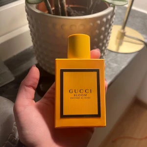 Gucci Bloom Profumo Di Fiori EdP 50 ml - Säljer denna underbara parfymen då den inte kommer till användning. 🧡 Har en del parfymer och dras till andra noter, därav förtjänar denna en ny ägare!  Använd någon enstaka gång för att testa den med ett fåtal sprut, därav är den helt oanvänd och inprincip ny! 🌼 Orginalpris på Kicks: 1490kr