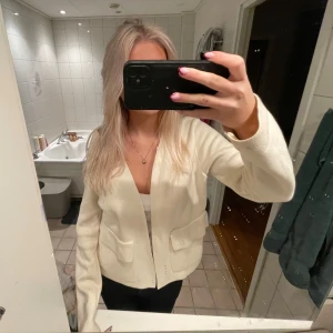 Creamfärgad kofta med knappar - Säljer en superfin creamvit kofta i bra skick. Perfekt för höst och vår, och den är lätt att matcha med olika outfits. 