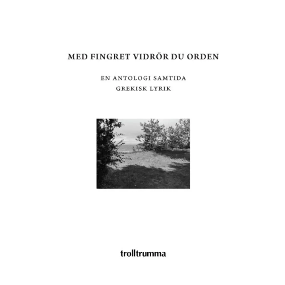 MED FINGRET VIDRÖR DU ORDEN är en antologi samtida grekisk lyrik. I antologin upplever vi en rikt varierande verklighet som återges med hjälp av skilda poetiska bildspråk, ämnen och avsikter. För några av poeterna är det metaforer och associativa och surrealistiska övergångar som avgör hur diktens värld ska skildras. För ytterligare andra skapas denna värld av kärnfulla och sakliga iakttagelser. Och för de övriga är den konkreta kontexten och den paraboliska akribin diktens mest kännetecknande drag. När det gäller själva språkets landskap har detta i nästan alla dikter en tät och slagkraftig textur, ibland igenvuxen, ibland komprimerad, men paradoxalt nog även svävande och luftig. Michael Economou och Vasilis Papageorgiou (båda författare, essäister med många böcker bakom sig) har genom åren översatt många dikter av olika diktare, och deras samarbete har uppnått ett naturligt sätt att närma sig det paradoxala, annorlunda och lyriskt svåråtkomliga, att lika lyhört och njutbart som familjärt och direkt finna rätt ton och stämning.. Böcker.