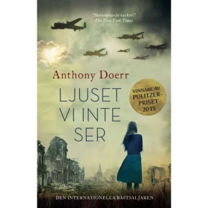 Ljuset vi inte ser (pocket) - Pulitzerpriset, Carnegie-medalj, ABIA-vinnare och över 100 000 femstjärniga läsaromdömen. Kritiker och läsare står enade: Ljuset vi inte ser är en mycket speciell bok!Den franska flickan Marie-Laure har nyligen blivit blind och kan bara tolka krigets fasor genom ljud, dofter och beröring.I Tyskland drömmer barnhemspojken Werner om att bli radiotekniker, men kan bara undslippa ett hårt liv i kolgruvan genom Hitlerjugend.När Marie-Laure flyr det ockuperade Paris och Werner skickas på ett hemligt uppdrag förenas deras öden i Saint-Malo en stad som kommer att totalförstöras av kriget.Ljuset vi inte ser är en gripande historia om människor som, mot alla odds, kämpar för att överleva. En fängslande berättelse om den grymhet som en gång slog klorna i Europa och om den godhet som göms i djupet av våra hjärtan."Oerhört vackert berättad." Östgöta Corren"Det här en bok att leva i. Som gjord för en lång resa." Ingalill Mosander, Go'kväll"Ett mästerverk! En fängslande berättelse som aldrig släpper taget." Tidningen Allas"En berättelse med stort b för den som vill låta sig svepas bort ger hopp om ljus även i de mörkaste av tider." Hufvudstadsbladet"Texterna är som poesi, ändå bland det mest lättillgängliga jag läst. Jag bara läste och läste och plötsligt var boken slut. Ändå känns det som att jag tar med mig något riktigt stort från den." Alexander Schulman"Angelägen inte bara för sin skildring av hur människor i onda tider kan framstå som trovärdiga också i all sin osannolika godhet, utan också för den tidsatmosfär författaren fångat med såväl sakkunskap som detaljrikedom." Bibliotekstjänst"Magnifik!" The Guardian (UK)"Ett mästerverk." Library Journal"Överraskande vågad." The Boston Globe"En bok att leva i ... att aldrig vilja släppa." Booklist"Fängslande berättelse, vackert språk." Washington Post"Underbar ... En förvånansvärt kärleksfull roman." Seattle Times"Anthony Doerr tar språket bortom dödlighetens gräns." Vanity Fair"En stor vacker saga ... Ambitiös och majestätisk." Los Angeles Times"Bedövande vacker och oemotståndligt upplyftande." Entertainment Weekly     Format Pocket   Omfång 595 sidor   Språk Svenska   Förlag Bookmark Förlag   Utgivningsdatum 2016-09-14   Medverkande Thomas Andersson   ISBN 9789187441769  