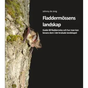 Upplevelser av fladdermöss är för de flesta människor begränsat till en mörk skugga som snabbt fladdrar förbi i skymningen, oförutsägbart och lite mystiskt. Faktum är att sommarnattens luftrum myllrar av fladdermöss. Men de är skygga och vi kan inte höra deras skrik i natten. Om man däremot skaffar sig en ultraljudsdetektor så upptäcker man snart en helt ny värld av mångfald. Det finns hela nitton olika arter i Sverige. Alla går att särskilja efter lätet, bara man har en ultraljudsdetektor. Några är mycket vanliga och finns nästan överallt, andra är extremt sällsynta. De av våra nitton arter som är allra sällsyntast har faktiskt aldrig setts i Sverige, bara hörts med hjälp av ultraljudsdetektor. Människor och fladdermöss är intimt sammankopplade och vi har alltid haft dem i vår närhet. De vill gärna bo i våra hus, de gillar precis som vi att ha det lite lummigt omkring sig med lövträd, dammar och vattendrag, eftersom det är miljöer som ger en rik förekomst av insekter. Men fladdermössen ger också oss människor en hel del viktiga tjänster, det vi kallar för ekosystemtjänster. Globalt spelar fladdermössen en viktig roll för pollinering, fröspridning, bekämpning av skadeinsekter, och deras spillning används som högkvalitativt gödsel. Tyvärr är inte allt vi gör positivt för fladdermössen. Tusentals fladdermöss dör av vindkraftverk, våra vägar och järnvägar splittrar upp skogslandskapet och skapar barriärer för fladdermöss vilket minskar deras möjligheter att överleva. Vårt jord- och skogsbruk är inte alltid så gynnsamt för fladdermössen, och ljusföroreningar är ett tilltagande problem. Men det går faktiskt att kombinera naturbruk och exploateringar med en rik fladdermusfauna. I den här boken visar vi hur man kan göra. Här får du också lära känna våra 19 arter, både till utseende och läte, och vi visar hur du lättare kan stifta bekantskap med denna dolda mångfald.    Format Inbunden   Omfång 119 sidor   Språk Svenska   Förlag Centrum för Biologisk Mångfald   Utgivningsdatum 2023-12-08   Medverkande Disa Eklöf   Medverkande Håkan Tunón   Medverkande Håkan Tunón   ISBN 9789188083401  