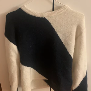 Svart och vit stickad tröja - Säljer en superfin stickad tröja i svart och vitt. Den har en cool diagonal design och är perfekt för både höst och vinter. Tröjan är croppad och har långa ärmar, vilket gör den både trendig och mysig. Perfekt för att hålla sig varm och snygg! 🖤🤍storlek 158-164