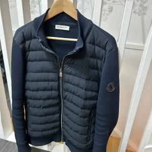  Moncler cardigan  - Säljer nu denna stilrena Moncler cardiganen som är en limited edition . Jackan är i 10/10 skick utan några som helst defekter, och är i storlek 2/M. Nypris denna ca 12 000, lägger ut denna för 4699. Skriv vid funderingar!!