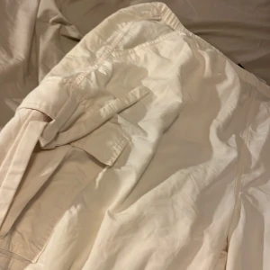 Vita byxor från H&M - Säljer en vita byxor från H&M i storlek M. 