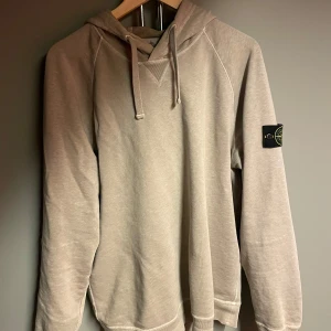 Beige hoodie från Stone Island - Säljer en snygg beige hoodie från Stone Island i bra skick. 