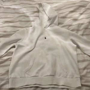 Vit hoodie från Ralph Lauren - Säljer en stilren vit hoodie från Ralph Lauren i storlek XL barn. Kontakta mig om ni har frågor, pris går att diskutera!