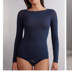 Mörkblå långärmad topp - Säljer en stilren och elegant mörkblå långärmad topp. Den är tight och perfekt för både vardag och fest. Materialet är mjukt och stretchigt, vilket gör den bekväm att bära hela dagen. Passar perfekt till jeans eller kjol för en chic look.