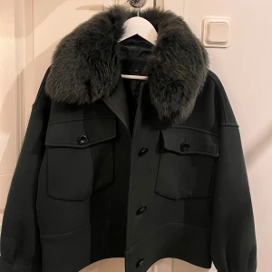 Meotine Jacka - GÅR INTE NER I PRIS, ACCEPTERAR INGA PRISFÖRSLAG! Säljer en snygg grön jacka från Meotine i storlek S/M. Den har en lyxig päls på kragen och stora fickor med knappar framtill. Perfekt för höst och vinter! 🖤den är inte i bästa skicket, den är lite nopprig (absolut ingenting man tänker på när man väl sätter på jackan) och den har lite små fläckar här och var. Det går enkelt bort med varmt vatten!