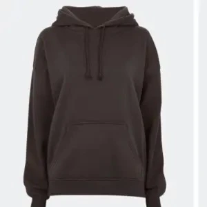 Brun hoodie från bikbok  - Säljer en supermysig brun hoodie i oversized modell. Perfekt för höst och vinter med sin varma och bekväma passform. Den har en stor ficka fram och justerbar huva med snören. Perfekt för chill dagar eller en promenad i parken. 