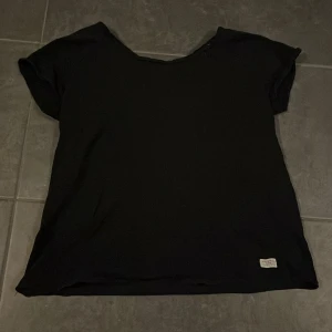 Svart t-shirt - En enkel och stilren svart t-shirt i normal passform. Perfekt för vardagsbruk eller som basplagg i garderoben. Kortärmad och tillverkad i ett mjukt material för extra komfort.
