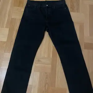 Säljer ett par svarta jeans från Weekday i modellen Space Relaxed Straight. De är i mycket bra skick, endast använda 1 gång. De är i storlek 32/32 och har straight passform.