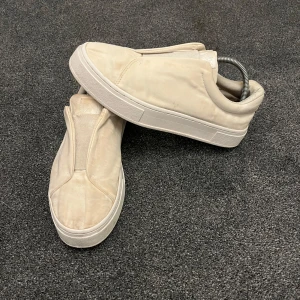 Vita Eytys skor - Säljer ett par riktigt snygga eytys skor i storlek 43 skick 7/10 smutsiga men går att tvätta bort. Priset är inte hugget i Sten. För fler frågor eller funderingar är det bara att höra av sig mvh Jonte 