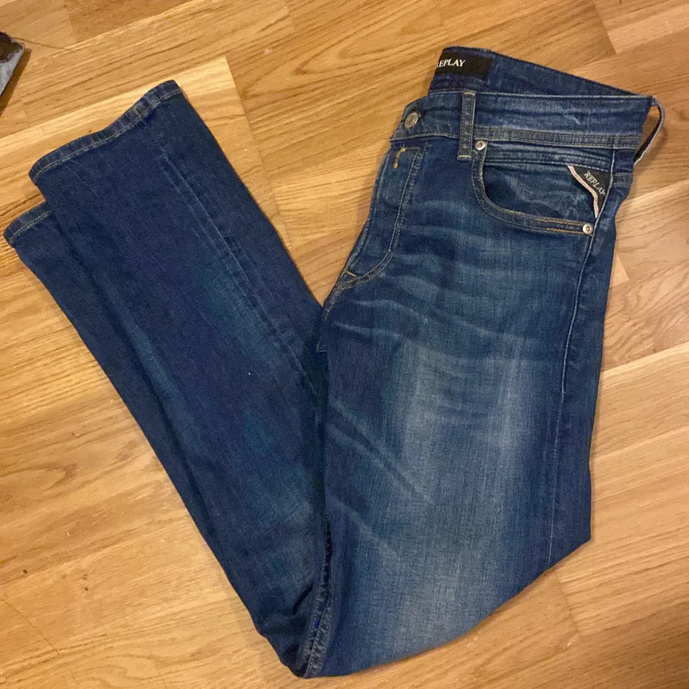 Säljer ett par snygga blå jeans från Replay i bra skick. size 29 straight fit. Bra skick, knappast använda.. Jeans & Byxor.