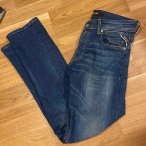 Blå jeans från Replay - Säljer ett par snygga blå jeans från Replay i bra skick. size 29 straight fit. Bra skick, knappast använda.