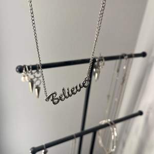 Snyggt silverhalsband med texten 'Believe' i ett elegant typsnitt. Perfekt för att ge en touch av inspiration till din outfit. Kedjan är tunn och smidig, vilket gör den lätt att bära varje dag. Passar både till vardags och festliga tillfällen.