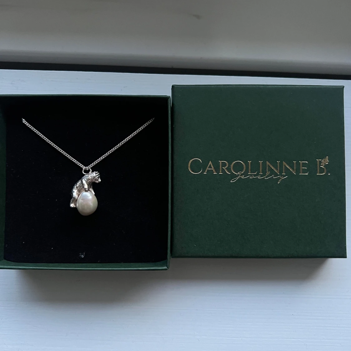 Halsband med pärla och björn från Carolinne B - 90