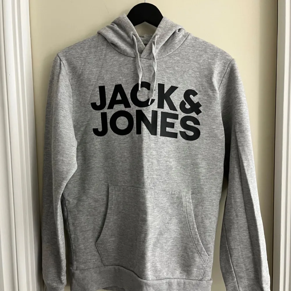 Grå Jack & Jones hoodie. Hoodies.