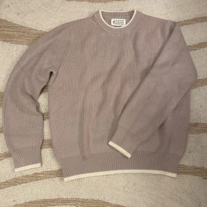 Maison Margiela Sweater - Säljer nu denna snygga Maison Margiela Sweatern för endast 1150 eftersom den inte används längre. Priset kan diskuteras vid snabbt köp. Size S-M