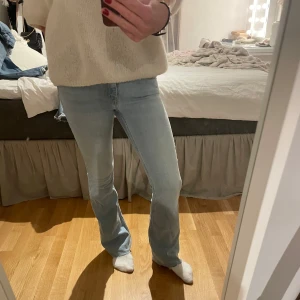 Ljusblå bootcut jeans - Säljer ett par snygga ljusblå bootcut jeans i bra skick. De är lågmidjade och har en klassisk femficksdesign. Perfekta för både vardag och fest! Passar till allt från sneakers till klackar.