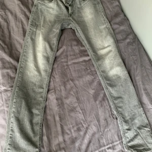 Grå jeans från Replay - Säljer ett par snygga grå jeans från Replay i bra skick. De har en klassisk femficksdesign och en bekväm passform. Perfekta för både vardag och fest! 🖤 storleken står det att de är 166cm 16y men det är fel dom är OTROLIGT stora i storlek och passar bra på min pappa, min pappa har 32 i långd på jeans. Det motsvarar 30/32 