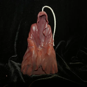 Rött våldnads ljus - Rött ljus format som en våldnad tillverkad av återvunnet stearin