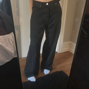 Svarta astro jeans från Weekday  - Säljer ett par svarta baggy jeans från Weekday i modellen astro i storlek 28/34. Jag är 171 o de är en aning för långa på mig. 