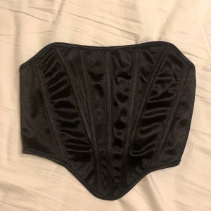 Svart satin topp - Svart topp perfekt till fest. Aldrig använd. 