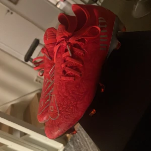 Röda fotbollsskor från New Balance - Bukayo Sakas limiterad skor ny pris från 2799kr. Dom finns inte att köpa längre. Dom är andvända i ca 45 min. Jag säljer dom för dom var för små..