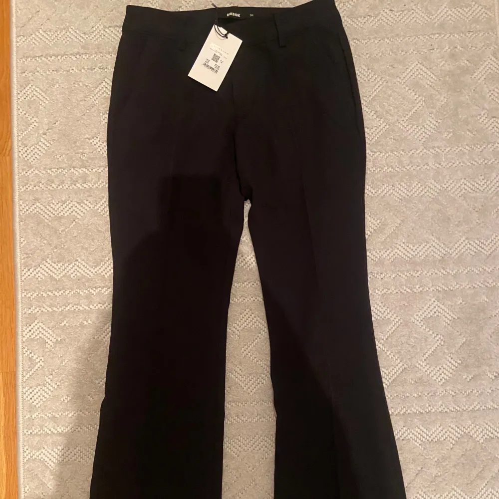 Helt nya bikbok kostymbyxor i petite. Lappen finns kvar och de är endast testade. Köpta för 499kr på bikbok. . Jeans & Byxor.