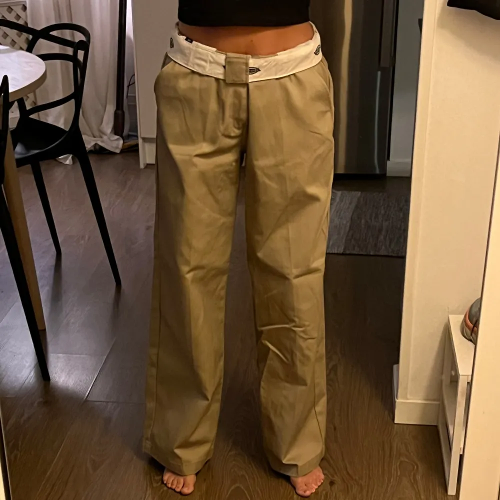 Säljer ett par klassiska beige byxor från Dickies i storlek W30. De har en loose passform. Byxorna har en hög midja och är tillverkade i ett slitstarkt material. Använda max 3 gånger.. Jeans & Byxor.