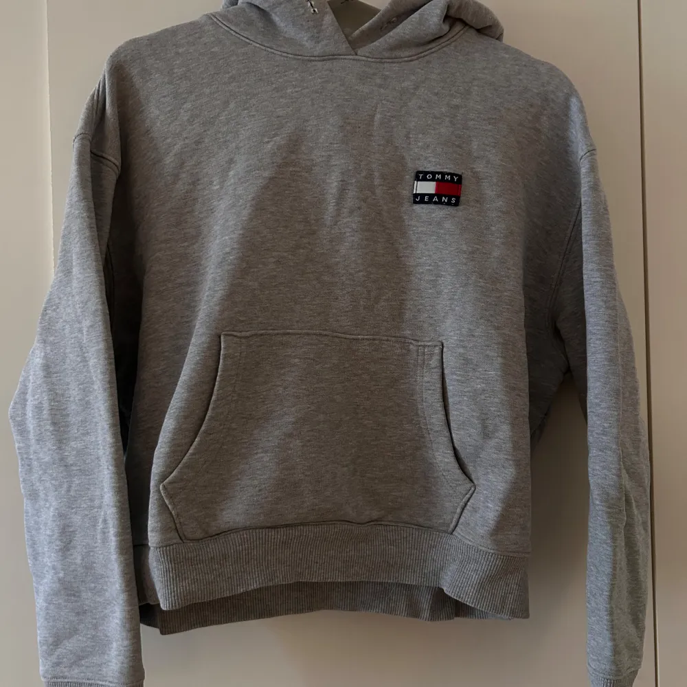Stor och mysig Tommy hilfiger jeans collection hoodie med stor luva. đ saknar snören.. Hupparit & Collegepaidat.