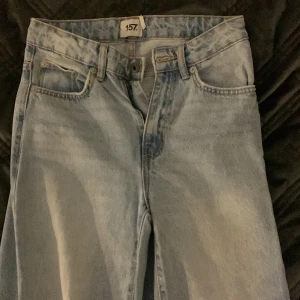 Ljusblå jeans från 157 - Säljer ett par ljusblå jeans från 157 i storlek XS. De har en klassisk femficksdesign och en knappgylf. Perfekta för en avslappnad vardagslook! 🦋