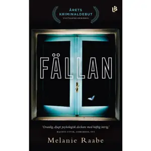 »Ovanlig, djupt psykologisk deckare med häftig intrig. Jag gillar den!« Betyg: 4 av 5 - Magnus Utvik, Gomorron, SVTEN TILLBAKADRAGEN FÖRFATTARE GILLRAR DEN PERFEKTA FÄLLAN FÖR SIN SYSTERS MÖRDARE... MEN ÄR DET RÄTT MAN?Linda Conrads, 38, är en berömd och notoriskt tillbakadragen författare. För tolv år sedan blev hennes syster Anna, brutalt mördad. Mördaren åkte aldrig fast, men Linda såg honom. Och nu har hon precis sett honom igen på TV.Mannen är numera en känd journalist, och Linda vet att ingen kommer att tro henne om hon riktar mordanklagelser mot honom. Så hon gör det hon kan bäst: Hon skriver en ny roman. En thriller omen kvinna som blir mördad - där gärningsmannen kommer undan. När boken publiceras ger Linda en enda intervju. I sitt eget hem. Och intervjuaren är den enda person som vet mer om fallet än hon gör, som vet vad som faktiskt hände den där natten... MELANIE RAABE är en tysk författare och journalist. Hennes debutroman Fällan [Die Falle] vann Stuttgarter Krimipris i kategorin Årets bästa kriminaldebut, har översatts till ett stort antal språk och blivit en storsäljare världen över. Filmrättigheterna har sålts till produktionsbolaget TriStar Pictures, och den kommande storfilmen kommer att produceras av Elizabeth Cantillon (Concussion) och Josh Bratman (The Sitter). »En klaustrofobisk berättelse som har flera överraskande vändningar.« Per Åhlin, Dalarnas Tidningar»Innovativ debut. I likhet med filmerna Room och Fönstret åt gården, med huvudkaraktärer oförmögna att lämna bostaden, blir även omvärlden i Fälllan en omtumlande och närmast surrealistisk föreställning.« Thomas Jonsson, BTJ»Melanie Raabe håller sin läsare på halster! Det är ett annorlunda upplägg för en thriller, men blir emellanåt så där olidligt spännande som jag älskar!« Fru E:s böcker»En originell idé där man till slut vare sig vet ut eller in efter alla vändningar.« Läsa & Lyssna»Oemotståndlig thriller.« ELLE»En sensation.« Die Welt    Format Pocket   Omfång 303 sidor   Språk Svenska   Förlag Louise Bäckelin Förlag   Utgivningsdatum 2018-01-12   Medverkande Leif Janzon   Medverkande Lars Sundh   ISBN 9789188447913  